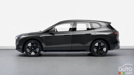 The BMW iX Flow, profile (grey)