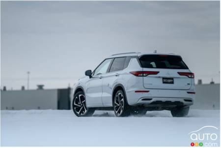 2025 Mitsubishi Outlander Plug-in Hybrid Driving on Snow Rear 3/4