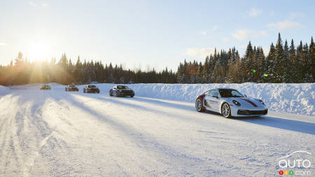 Des Porsche sur la piste lors de la journée Ice Experience Porsche 2023