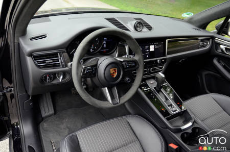 2023 Porsche Macan T - Steering wheel