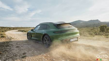 Une Porsche Taycan Cross Turismo