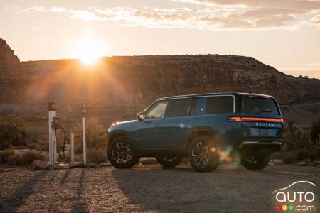 Blue 2022 Rivian R1S