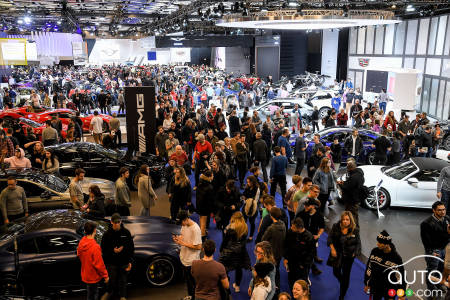 Visitors at the Montreal Auto Show in 2020