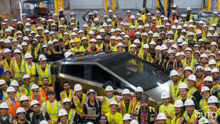 Le premier Cybertruck, à l'usine Tesla au Texas