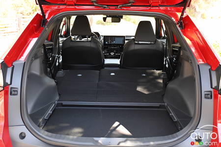 Toyota bZ4X 2023, espace de chargement avec sièges pliés