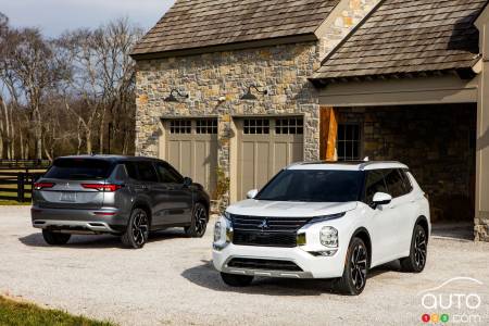 Mitsubishi Outlander 2022, en gris et en blanc