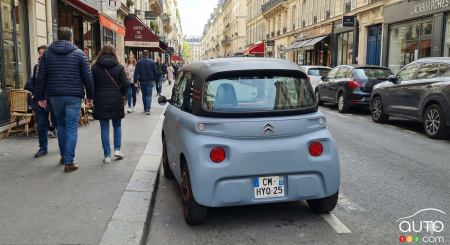 L'environnement de stationnement : Une voiturette garée dans la rue d'une grande métropole est statistiquement plus exposée au vol et au vandalisme qu'un véhicule dormant dans un garage fermé à la campagne.