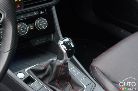 2022 Volkswagen Jetta GLI - Gear shifter