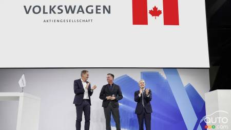 Oliver Blume and Thomas Schmall of Volkswagen, and Canadian Minister of Innovation, Science and Industry François-Philippe Champagne