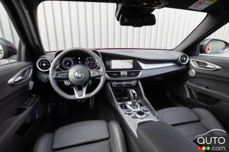 2023 Alfa Romeo Giulia Estrema, interior