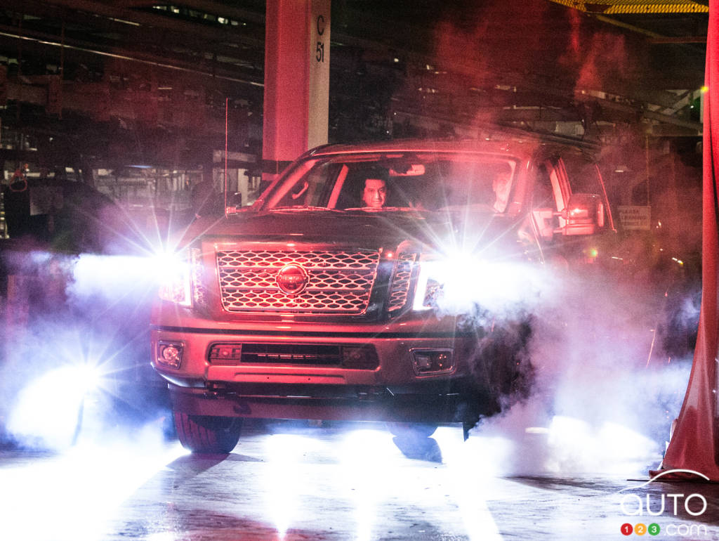 Le premier Nissan Titan XD 2016 à sortir de la ligne d'assemblage