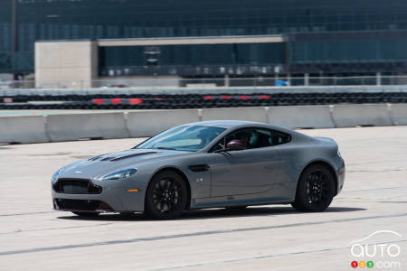 Des voitures Aston Martin à découvrir sur la piste