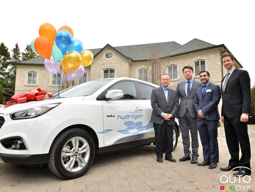 Joseph Cargnelli (left) takes delivery of the first zero-emissions, hydrogen-powered Hyundai Tucson Fuel Cell Electric Vehicle leased to a customer in Ontario. With him is (from l to r) Arthur Leung, General Manager at Don Valley North Hyundai, Ashkan Mavandadi, Sales Consultant at Don Valley North Hyundai, and Chad Heard, Senior Manager of Public Relations at Hyundai Auto Canada Corp.