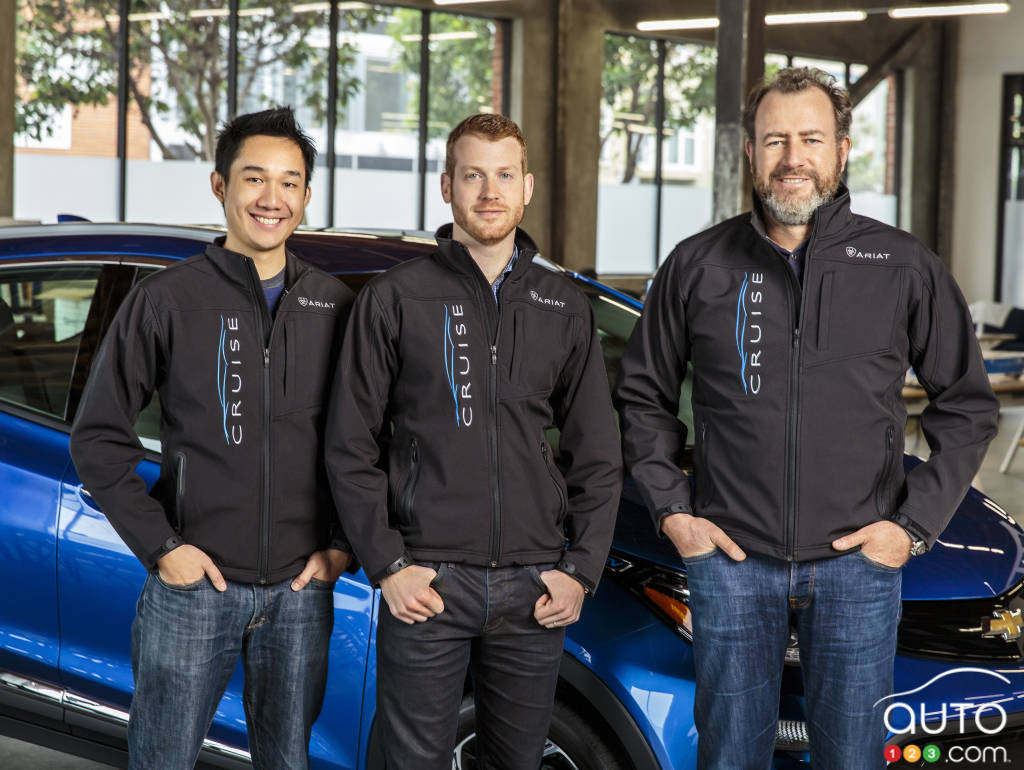 De gauche à droite: Daniel Kan et Kyle Vogt, cofondateurs de Cruise Automation, en compagnie de Dan Ammann, président de General Motors