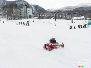 Il roule en Ferrari F40 sur les pentes de ski!