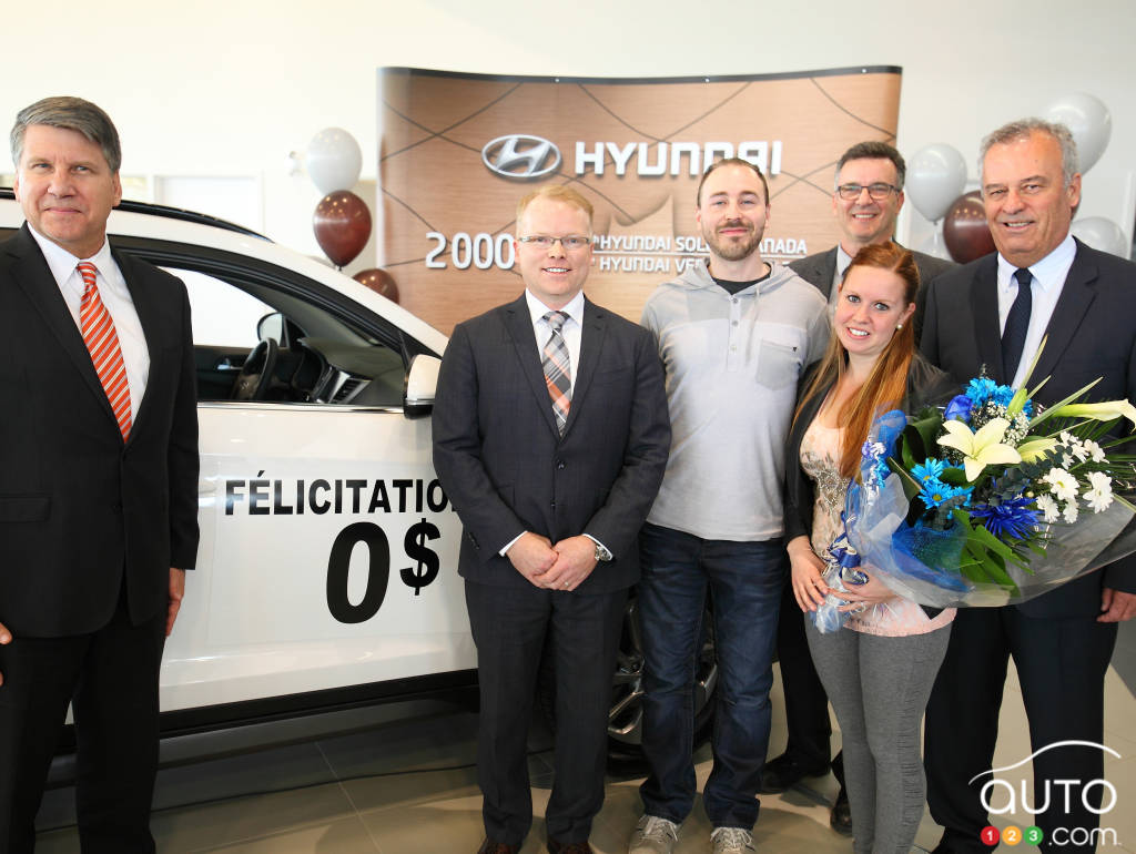 Le PDG de Hyundai Auto Canada, Don Romano, en compagnie du directeur des ventes Steve Millette, des heureux clients Jean-François Bélanger et Melissa Baker, du chef de district des ventes François Trudeau et du propriétaire de Hyundai Val-Bélair Denis Michel
