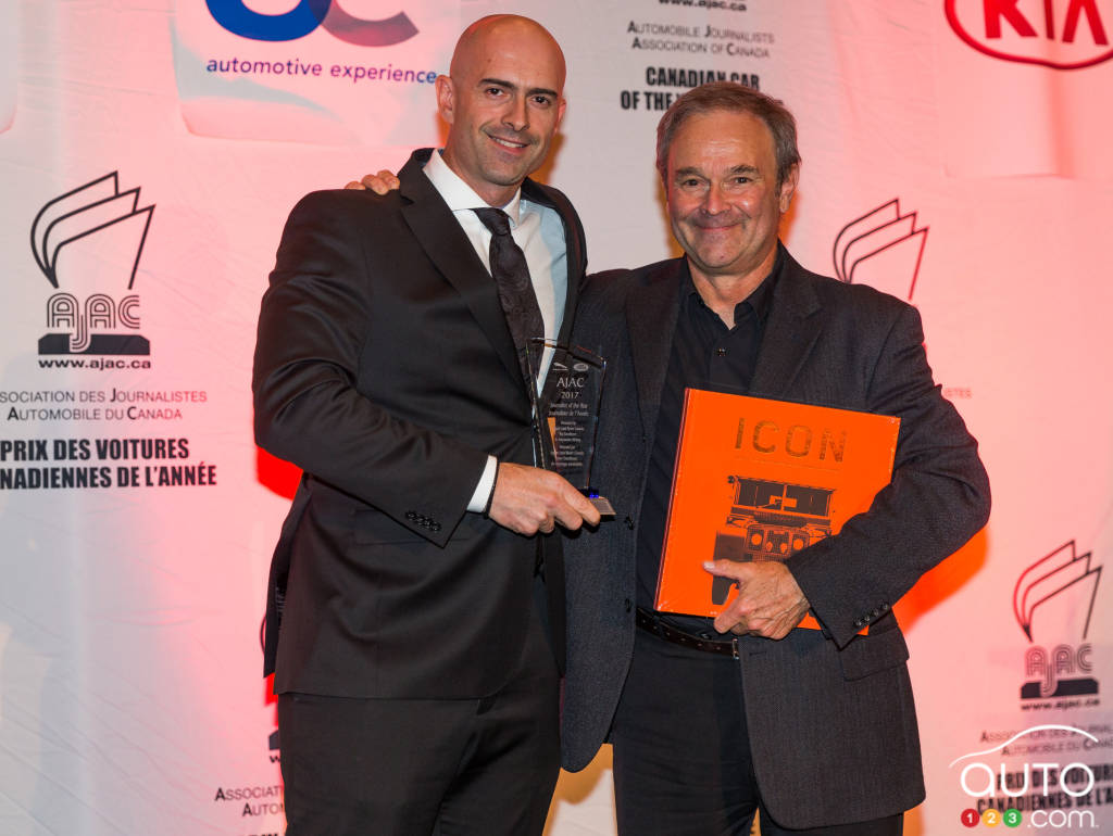 John Lindo, de Jaguar Land Rover Canada, remet le prix du Journaliste de l'année à Marc Lachapelle