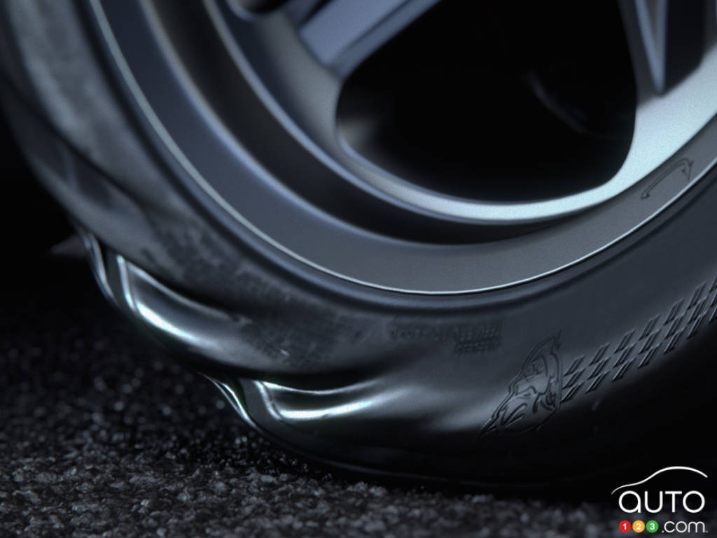 Les pneus de la Dodge Challenger SRT Demon 2018 se plissent sous l'effet du couple au décollage