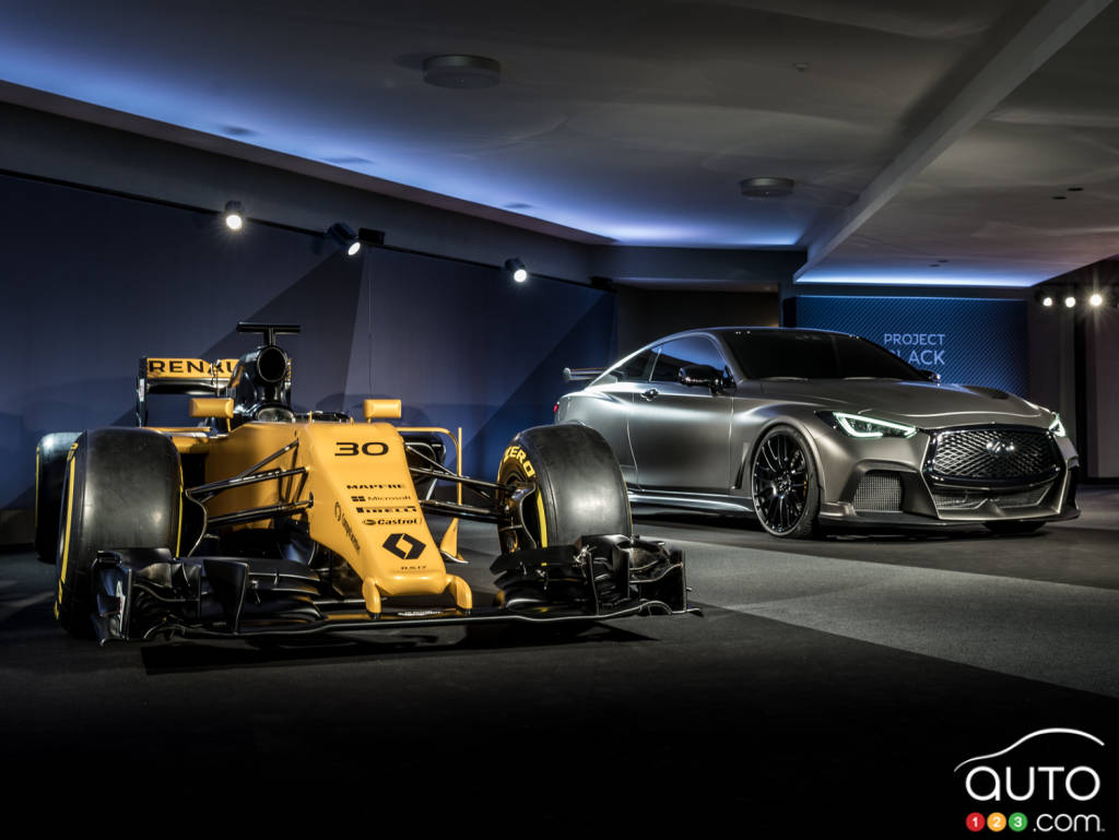 Le prototype INFINITI Project Black S aux côtés de la F1 de l'écurie Renault