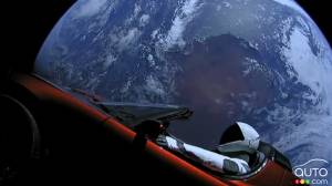 Tesla envoie sa nouvelle Roadster… dans l’espace! (vidéos)