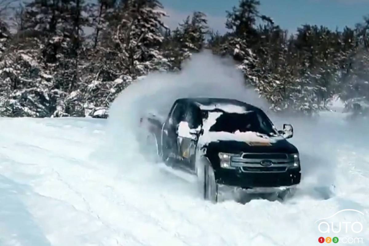 Le Ford F-150 électrique s’amuse dans la neige