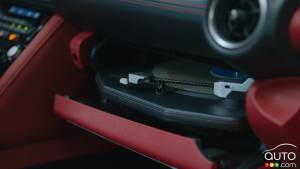 Lexus installe un lecteur de disque vinyle dans une IS 350 F Sport