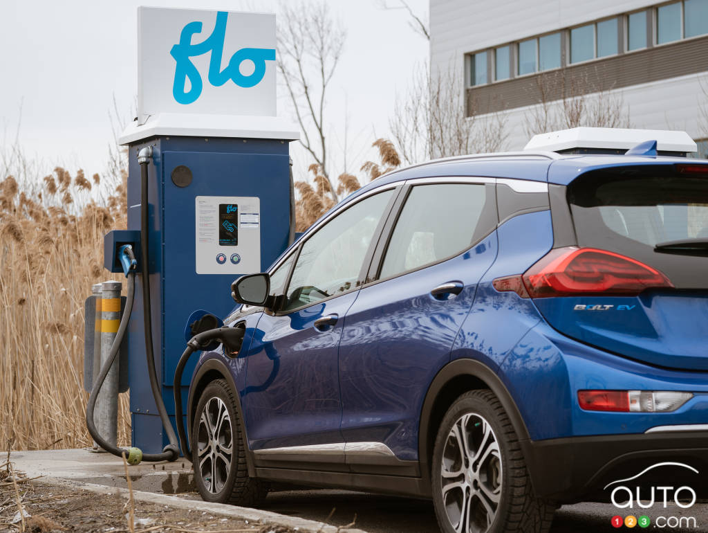 Un Chevrolet Bolt à une station de recharge Flo
