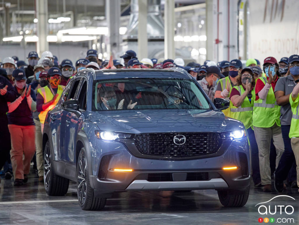 Un Mazda CX-50 sortant de l'usine