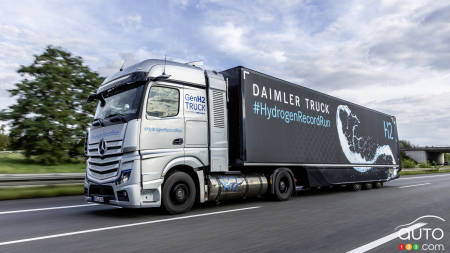 Mercedes-Benz Hydrogen-Powered Semi-Trailer Covers Over 1,000 km On Single “Tank”
