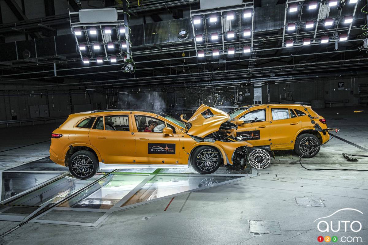 Mercedes-Benz organise un test de collision entre des véhicules électriques