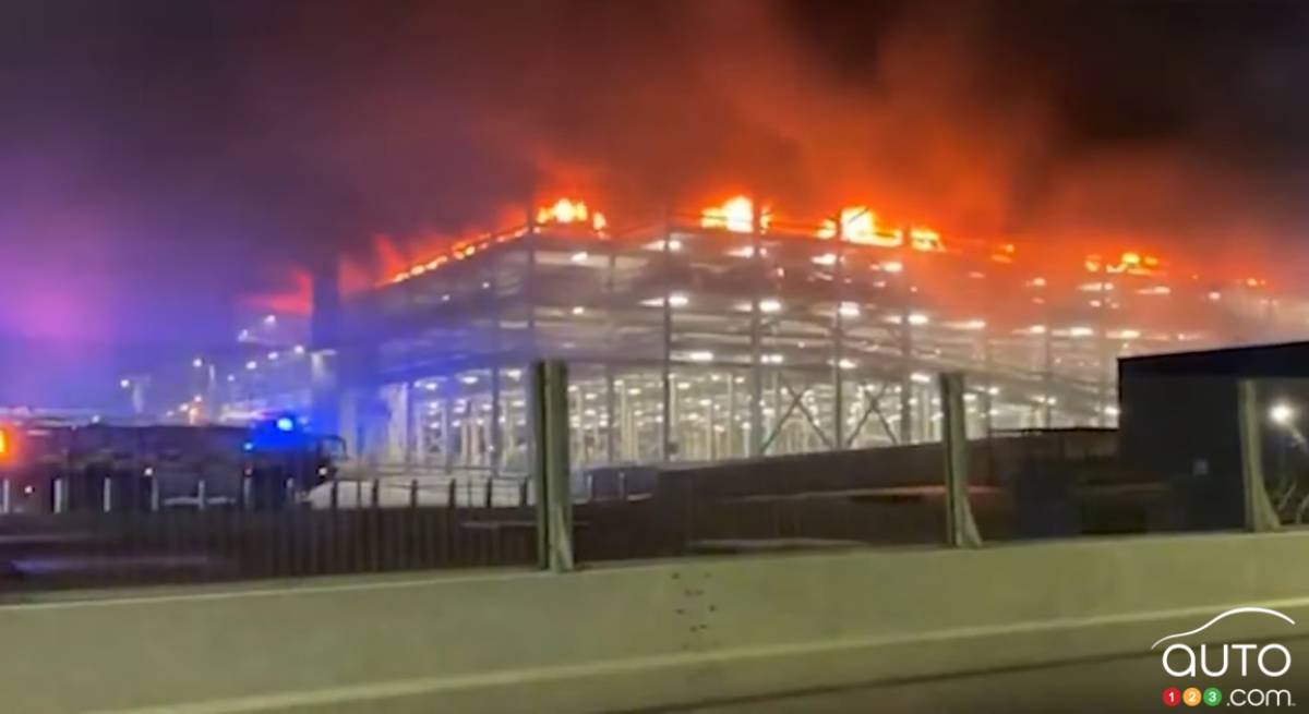 Un feu détruit 1500 véhicules à un aéroport de Londres