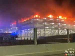 Un feu détruit 1500 véhicules à un aéroport de Londres