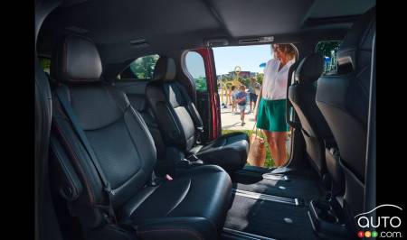 Toyota Recalls 24,000 Siennas in Canada for 2nd-Row Seat Hazard
