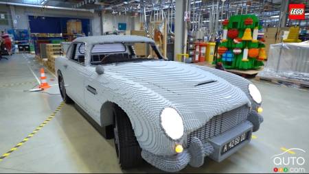 The finished Aston Martin DB5 made of Lego