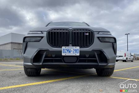 Front of 2024 BMW X7 M60i