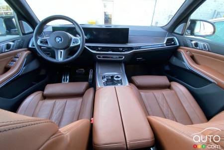 Interior of 2024 BMW X7 M60i