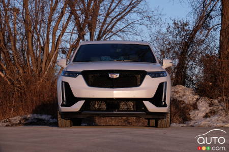 The 2020/23 Cadillac XT6, front