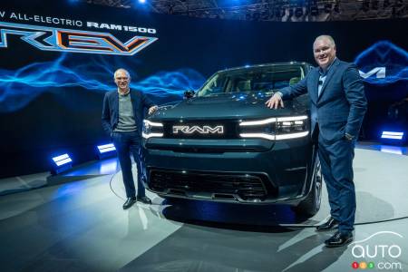 Carlos Tavares et Mike Koval Jr avec le Ram 1500 REV