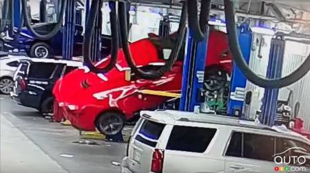 La Corvette est poignardée par la fourchette du pont élévateur