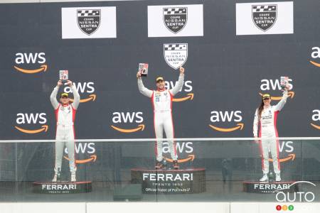 La podium après le course de samedi (Stefan Rzadzinski, Simon Charbonneau et Valérie Limoges)
