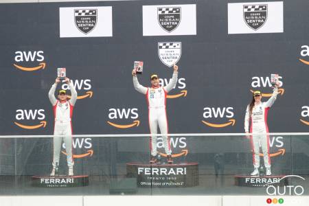 La podium après le course de samedi (Stefan Rzadzinski, Simon Charbonneau  et Valérie Limoges)