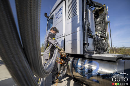 A 'recharge' d'un semi-remorque Mercedes-Benz à hydrogène