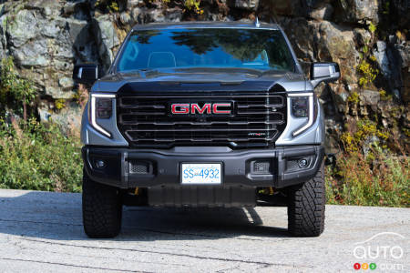 Exterior design of 2023 GMC Sierra 1500 AT4X AEV