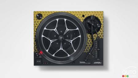 The limited-edition turntable produced by Lamborghini with Technics, with the vinyl record on it