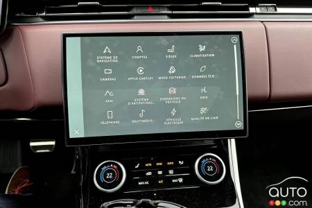 L'écran multimédia du Land Rover Range Rover Sport PHEV 2023