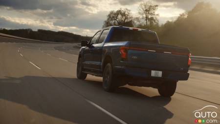 Un Ford F-150 Lightning sur la route