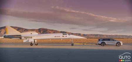 Le VUS Gravity en train de tracter un avion à réaction