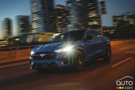 Un Ford Mustang Mach-E sur la route la nuit