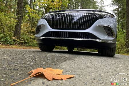 2024 Mercedes-Maybach EQS 680 SUV, front end