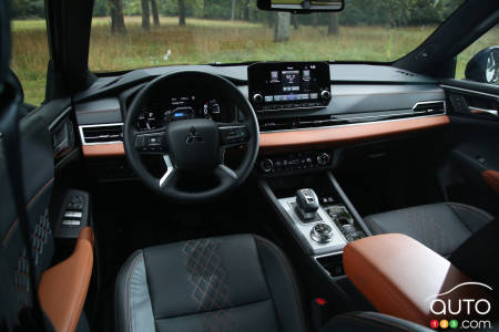 Mitsubishi Outlander PHEV, interior